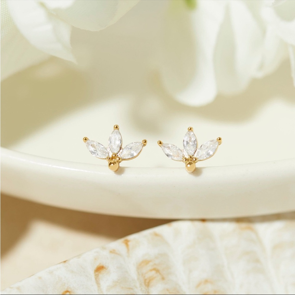Daryl-Ann’s Petal Studs Gold‎